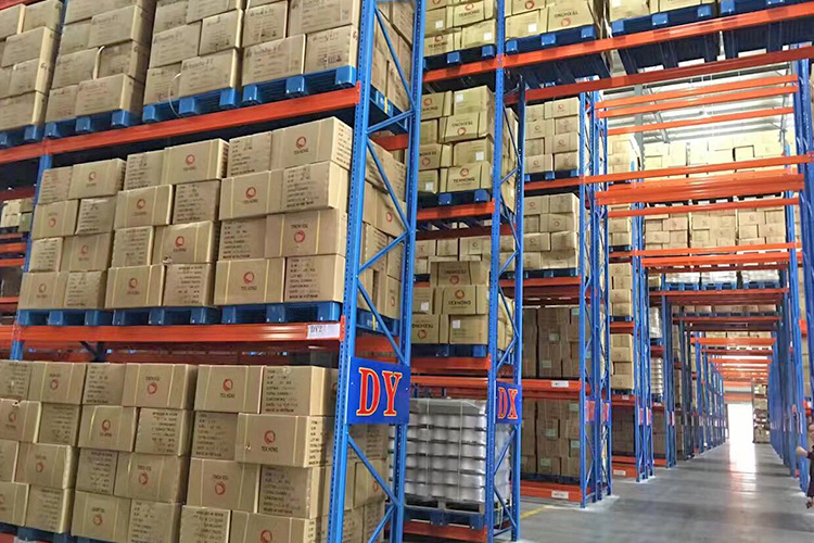 塑料托盤應(yīng)用于大型倉庫貨架.jpg